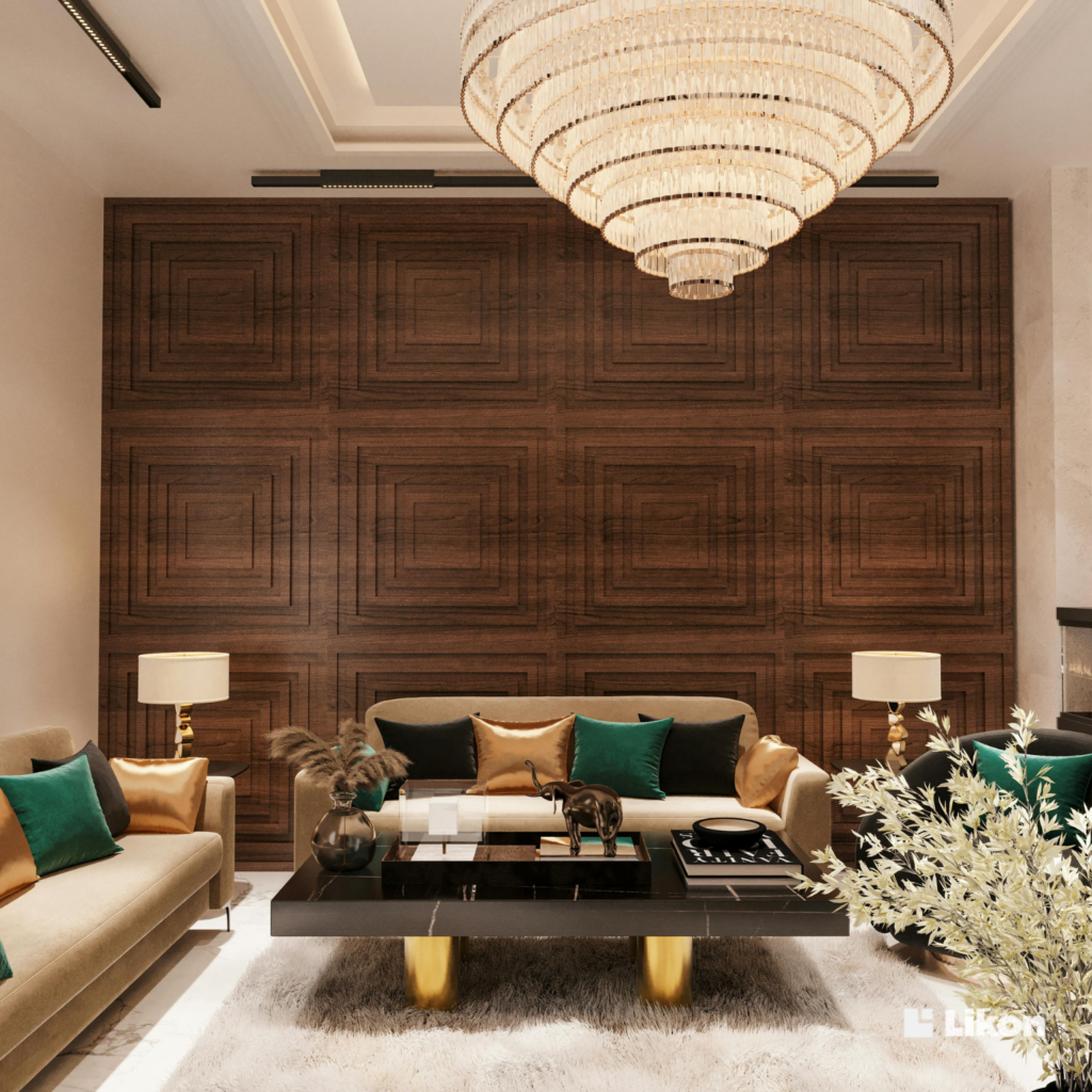 Zdjęcie przedstawia salon w luksusowej rezydencji. Elegancki salon z drewnianą ścianą dekoracyjną, jasnymi sofami, czarnym stolikiem kawowym z złotymi nogami i dużym kryształowym żyrandolem nad częścią wypoczynkową.