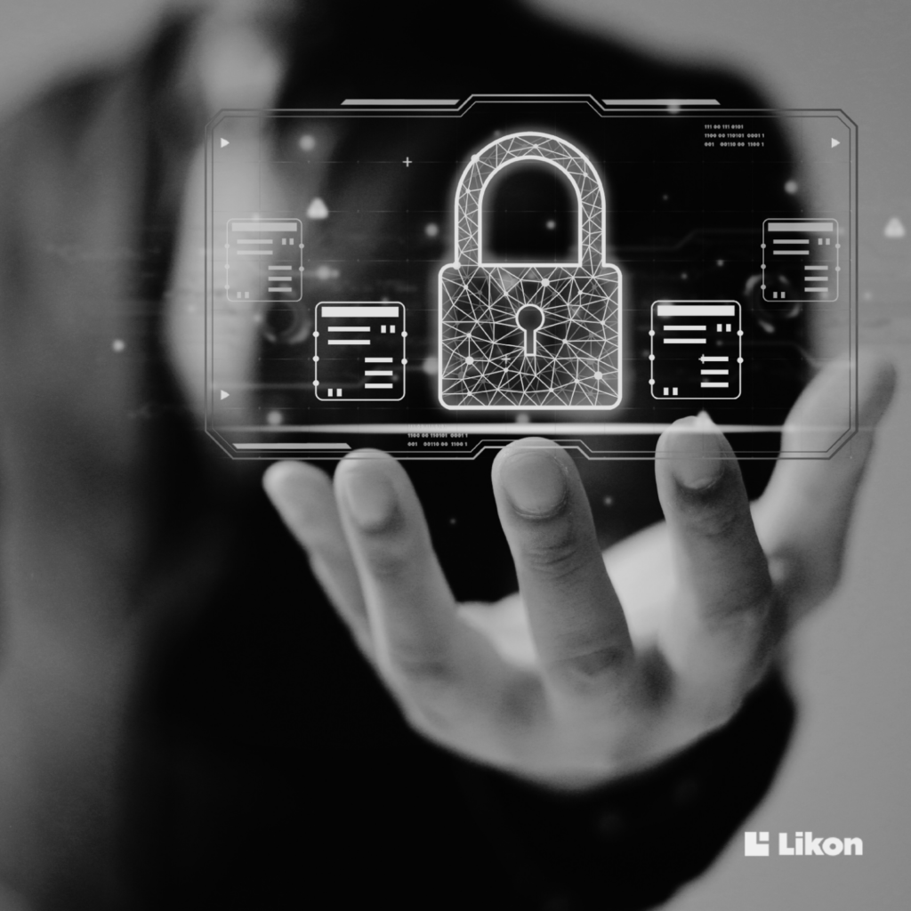 Dłoń wyciągnięta do przodu z cyfrową ikoną kłódki na ekranie, symbolizującą bezpieczeństwo danych i kontrolę dostępu w systemach firmowych.