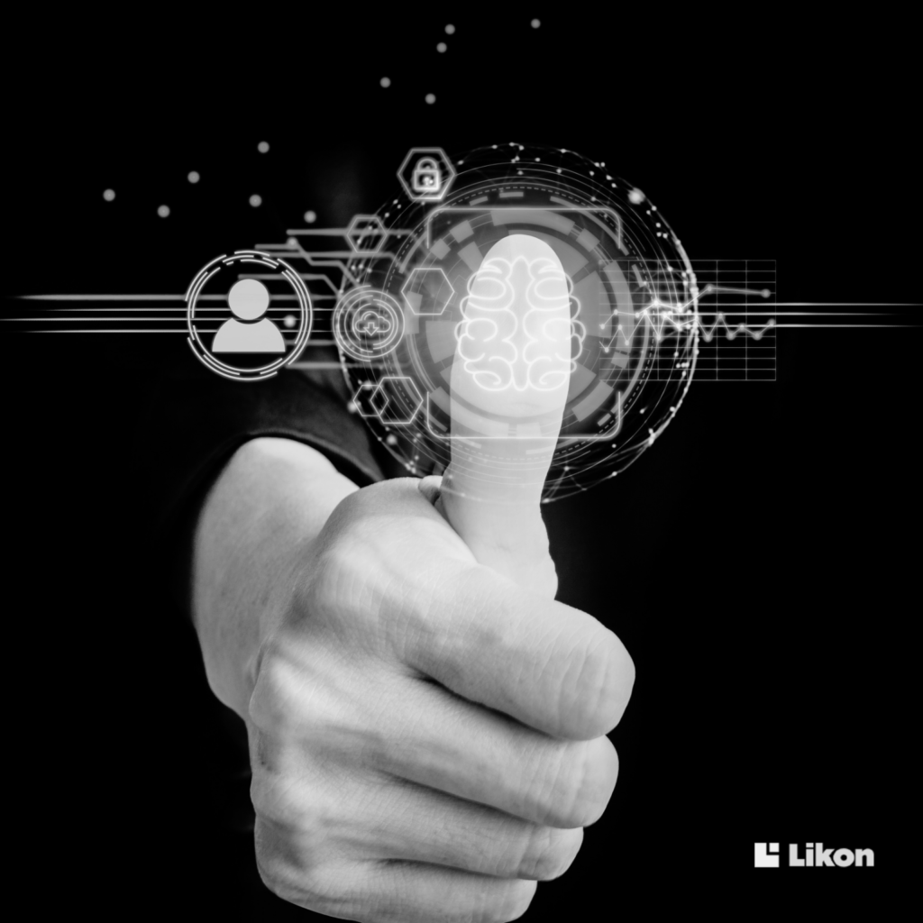 Dłoń z uniesionym kciukiem na tle cyfrowych ikon mózgu i zabezpieczeń, symbolizująca inteligentną kontrolę dostępu i autoryzację użytkownika w systemie.