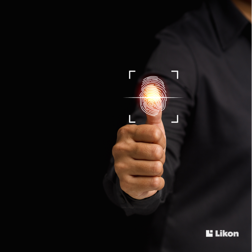 „Dłoń z uniesionym kciukiem, na którym widoczny jest podświetlony odcisk palca, symbolizujący biometryczną kontrolę dostępu bez użycia kluczy.