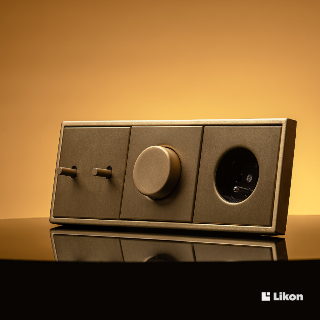 Nowoczesny panel ścienny z pokrętłem i przełącznikami do sterowania oświetleniem oraz gniazdem elektrycznym, umożliwiający tworzenie scen świetlnych jednym ruchem.