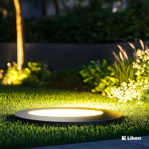 „Nowoczesne oświetlenie ogrodowe wbudowane w trawnik, podkreślające zieleń i zapewniające bezpieczne poruszanie się po terenie rezydencji po zmroku.